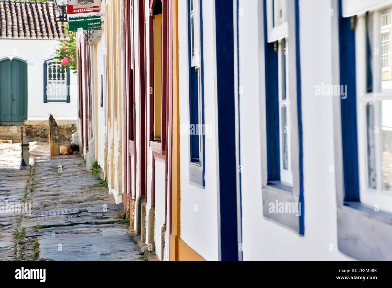 Tiradentes, Minas Gerais, Brasilien - 26. Mai 2019: Detail der Häuser und charakteristische Architektur in der Stadt historischen Tiradentes, Innenraum von Minas G Stockfoto Tiradentes, Minas Gerais, Brasilien - 26. Mai 2019: Detail der Häuser und charakteristische Architektur in der Stadt historischen Tiradentes, Innenraum von Minas G Stockfoto