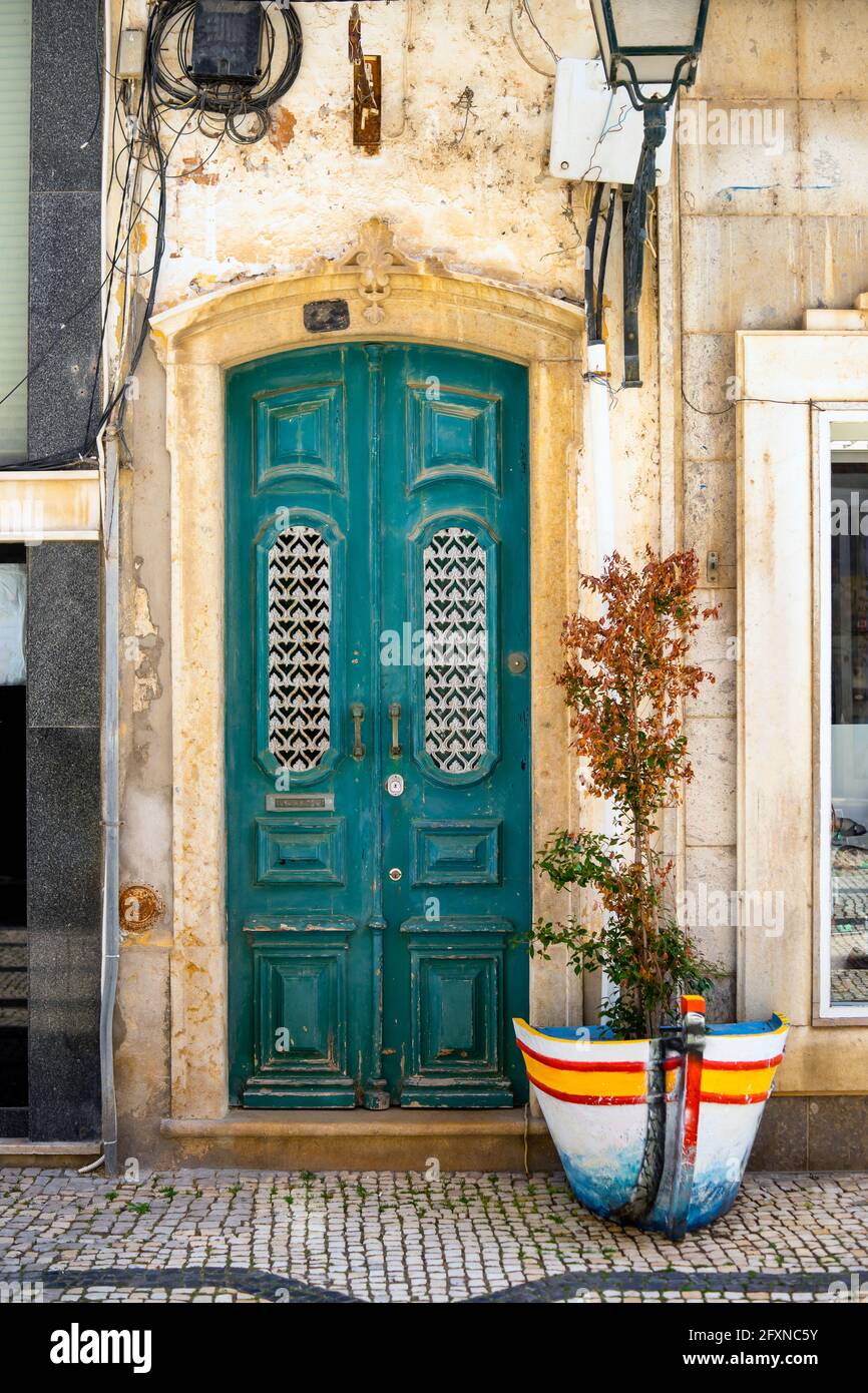 Die türkisfarbene Holztür an der Promenade in Olhao, Algarve, Portugal Stockfoto