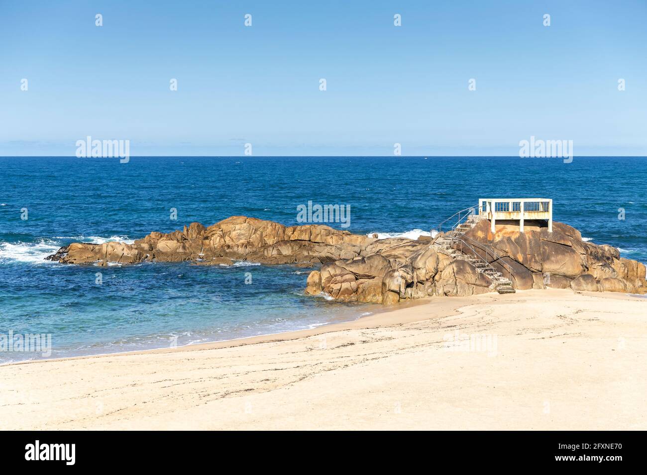 Kleiner Pier auf den Felsen in Vila do Conde, Porto, Portugal Stockfoto