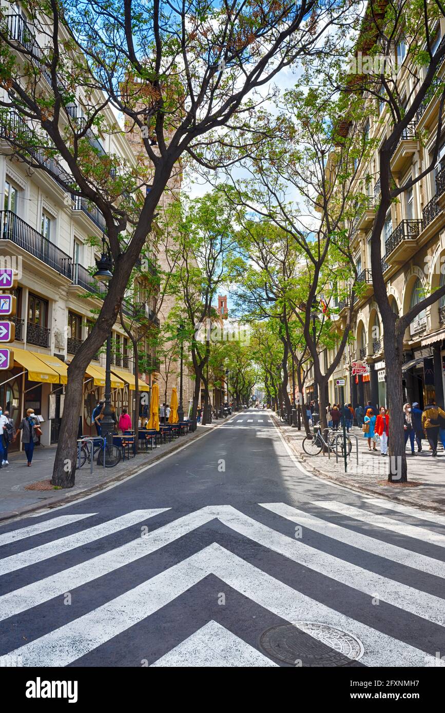 Valencia, Spanien, 17. April 2021: San Vicente Straße oder St. Vincent Straße, in der Altstadt, mit Massen von Menschen, vom Platz der Königin, Stockfoto