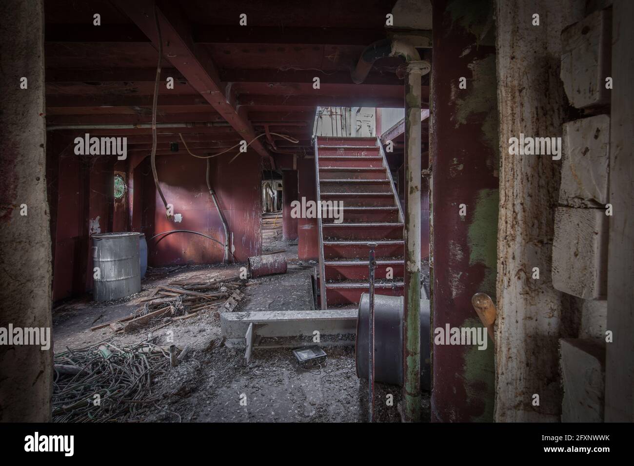 Die unteren Decks der Schiffe wurden durch die robusten Eisenwände vor äußeren Elementen geschützt. DUBLIN, IRLAND: REISE in eines der ÄLTESTEN verlassenen Städte Irlands Stockfoto