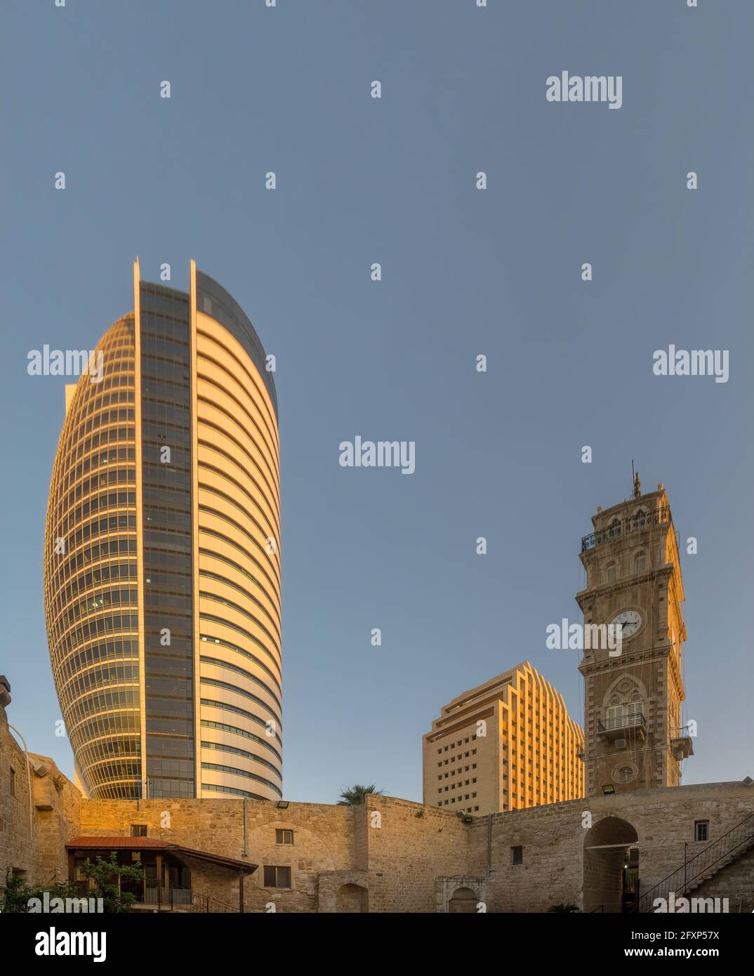 Haifa, Israel - 25. Mai 2021: Blick auf das Minarett und den Uhrenturm der Al Jarina Moschee (Jurayneh Osmanische Moschee, die große Moschee), mit Modder Stockfoto