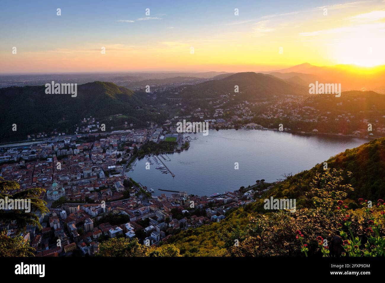 Malerische Panorama-Luftaufnahme des Comer Sees bei Sonnenuntergang, Provinz Lombardei, Italien Stockfoto