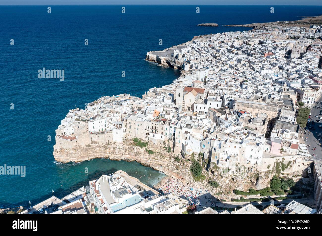 Luftaufnahme der Küstenstadt Polignano a Mare auf Klippen, Provinz Bari, Apulien, Italien, Europa Stockfoto