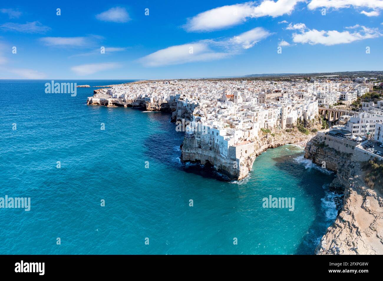 Luftaufnahme des kristallklaren Meeres, das Polignano a Mare auf Klippen, Provinz Bari, Apulien, Italien, Europa umgibt Stockfoto