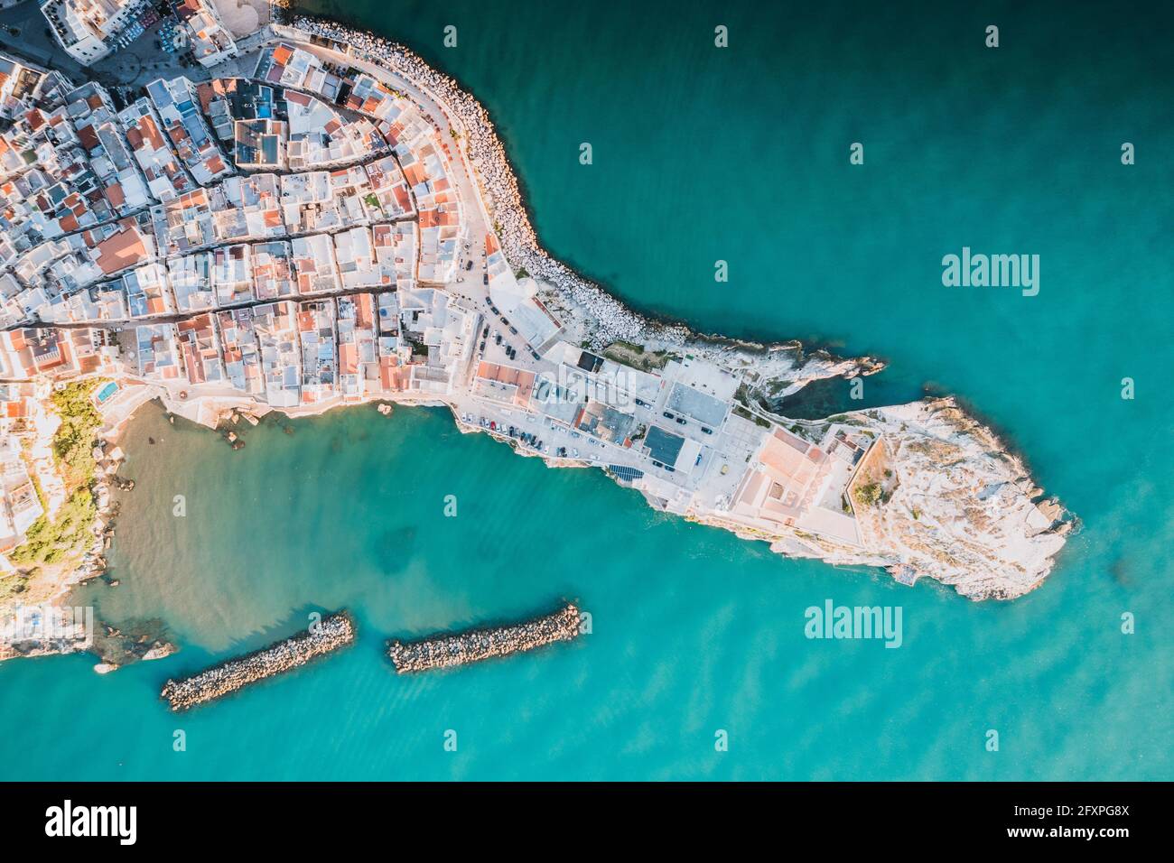 Dächer von weißen Gebäuden am türkisfarbenen Meer von oben, Vieste, Provinz Foggia, Gargano, Apulien, Italien, Europa Stockfoto