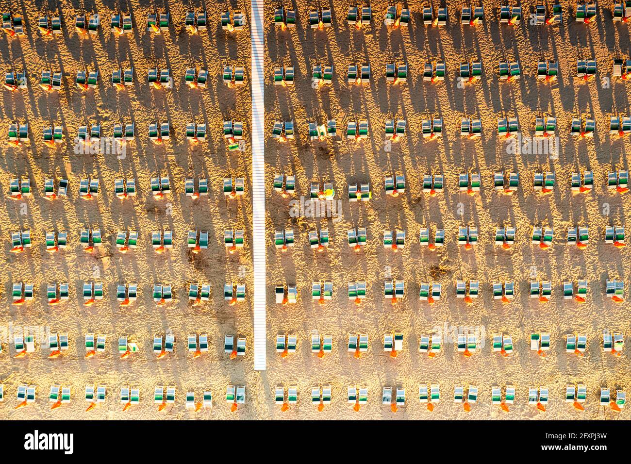 Luftaufnahme von Liegestühlen und Sonnenliegen am leeren Sandstrand, Vieste, Provinz Foggia, Gargano, Apulien, Italien, Europa Stockfoto