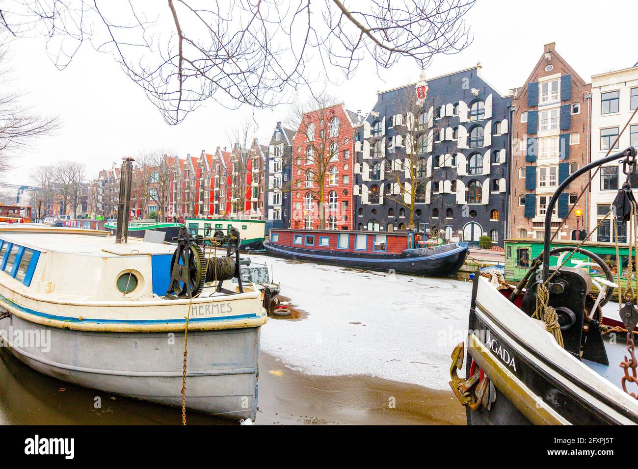 Farbenfrohe Kanalhäuser im Retro-Stil am Damrak-Ufer, Amsterdam, Nordholland, Niederlande, Europa Stockfoto