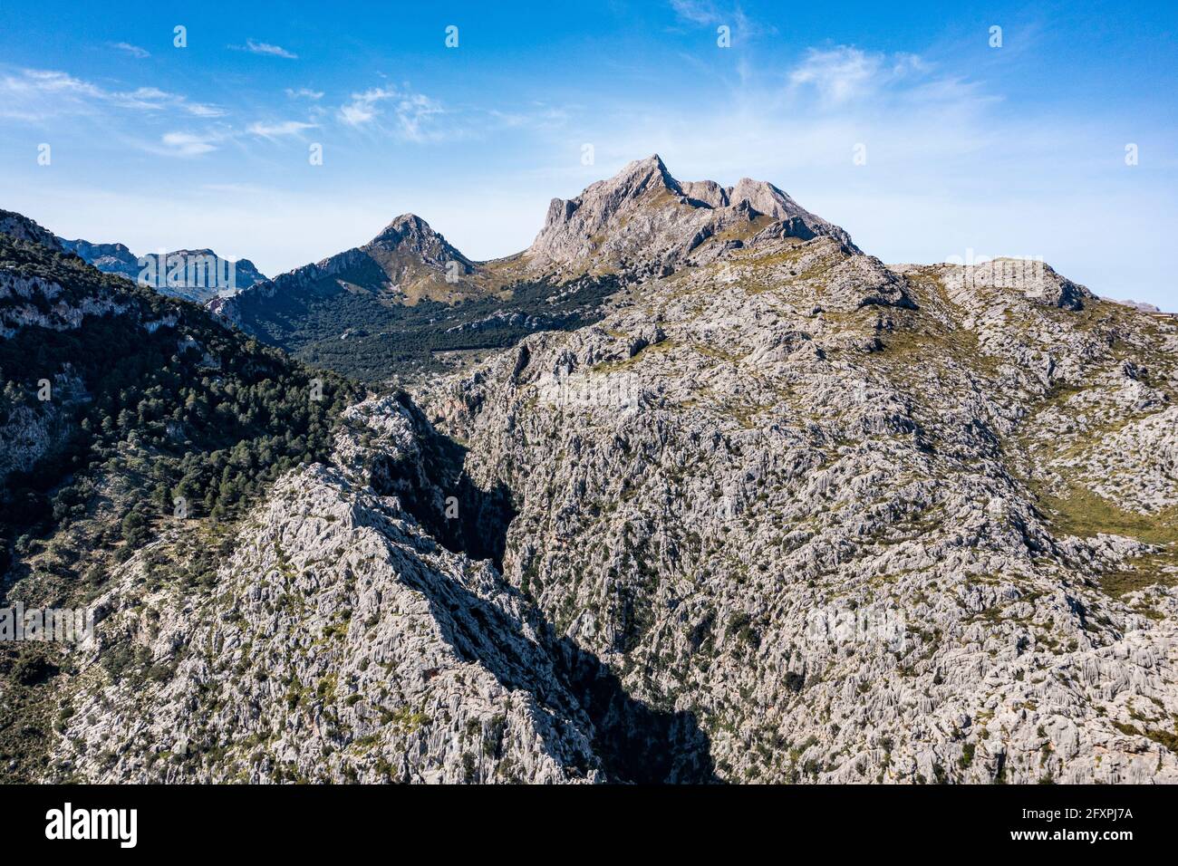 Luftaufnahme des felsigen Tramuntana-Gebirges, UNESCO-Weltkulturerbe, Mallorca (Mallorca), Balearen, Spanien, Europa Stockfoto