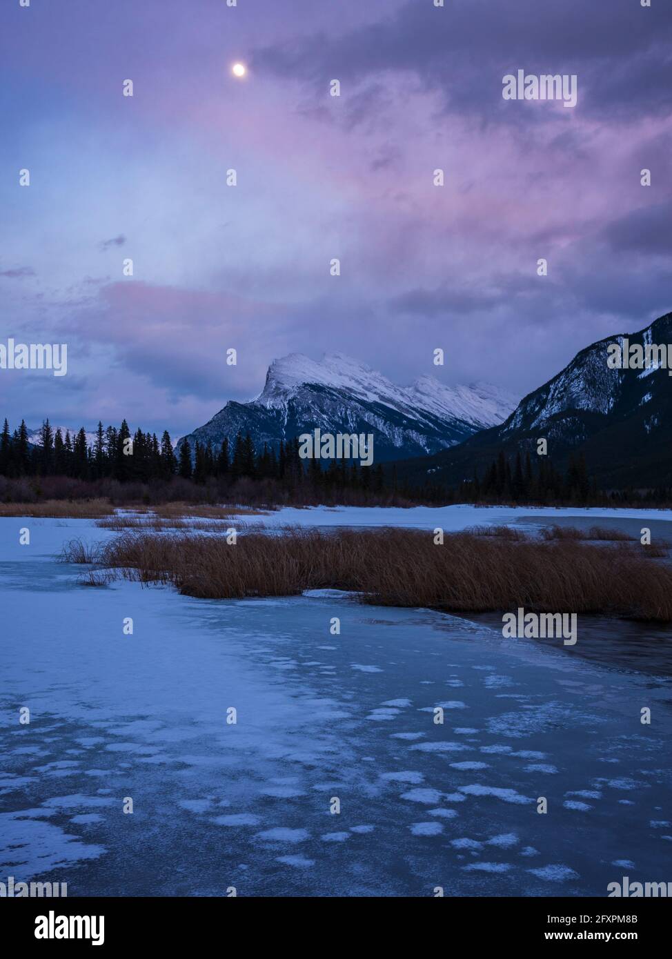 Sonnenuntergang mit Seeis und Mount Rundle, Vermillion Lakes, Banff National Park, UNESCO-Weltkulturerbe, Kanadische Rockies, Alberta, Kanada Stockfoto