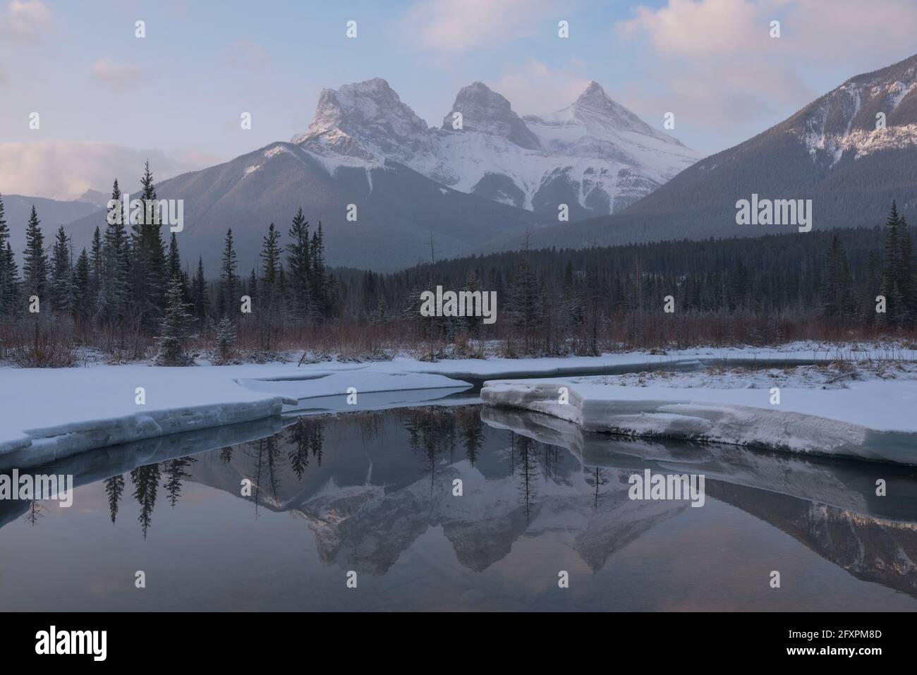 Wintersonnengang am Policeman's Creek mit Three Sisters Peaks, Canadian Rockies, Canmore, Alberta, Kanada, Nordamerika Stockfoto