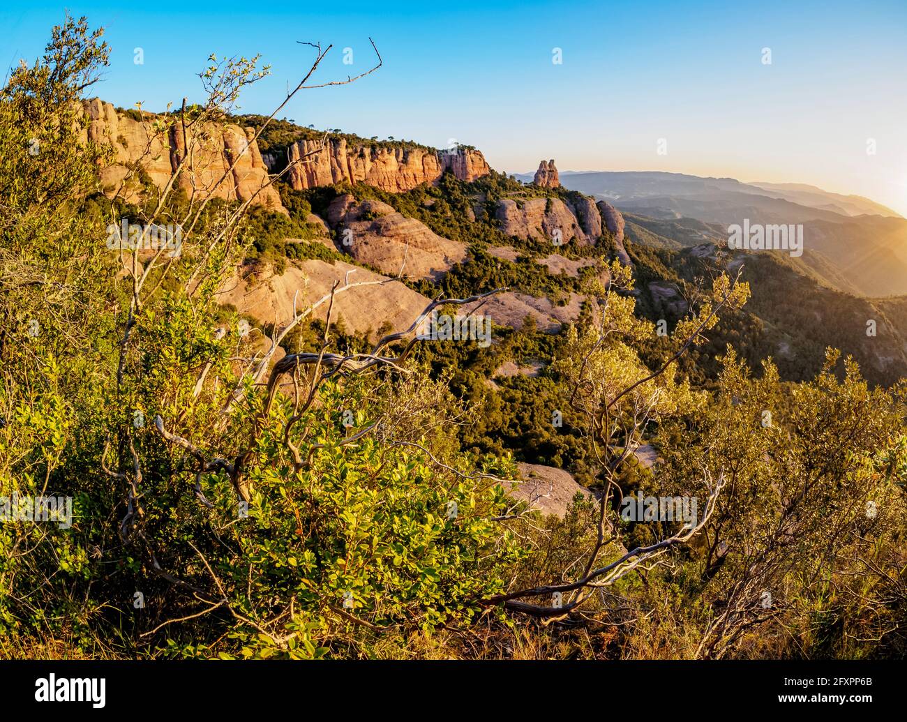 La Castellassa de Can Torras und La Mola bei Sonnenaufgang, Naturpark Sant Llorenc del Munt, Matadepera, Katalonien, Spanien, Europa Stockfoto