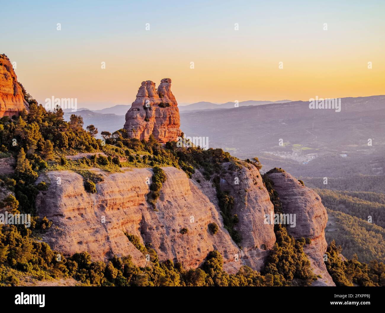 La Castellassa de Can Torras und La Mola bei Sonnenaufgang, Naturpark Sant Llorenc del Munt, Matadepera, Katalonien, Spanien, Europa Stockfoto