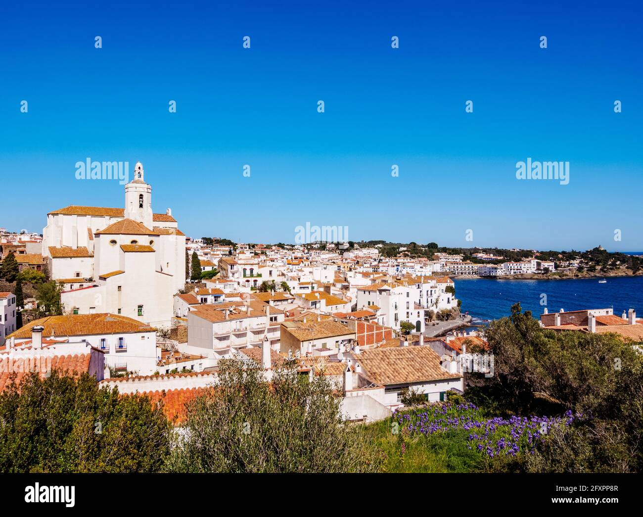 Stadtbild mit der Kirche Santa Maria, Cadaques, Cap de Creus Peninsula, Katalonien, Spanien, Europa Stockfoto