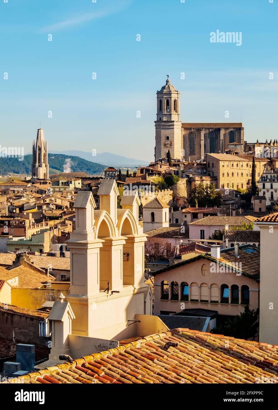 Blick über die Altstadt zur Kathedrale von der Stadtmauer aus gesehen, Girona (Gerona), Katalonien, Spanien, Europa Stockfoto