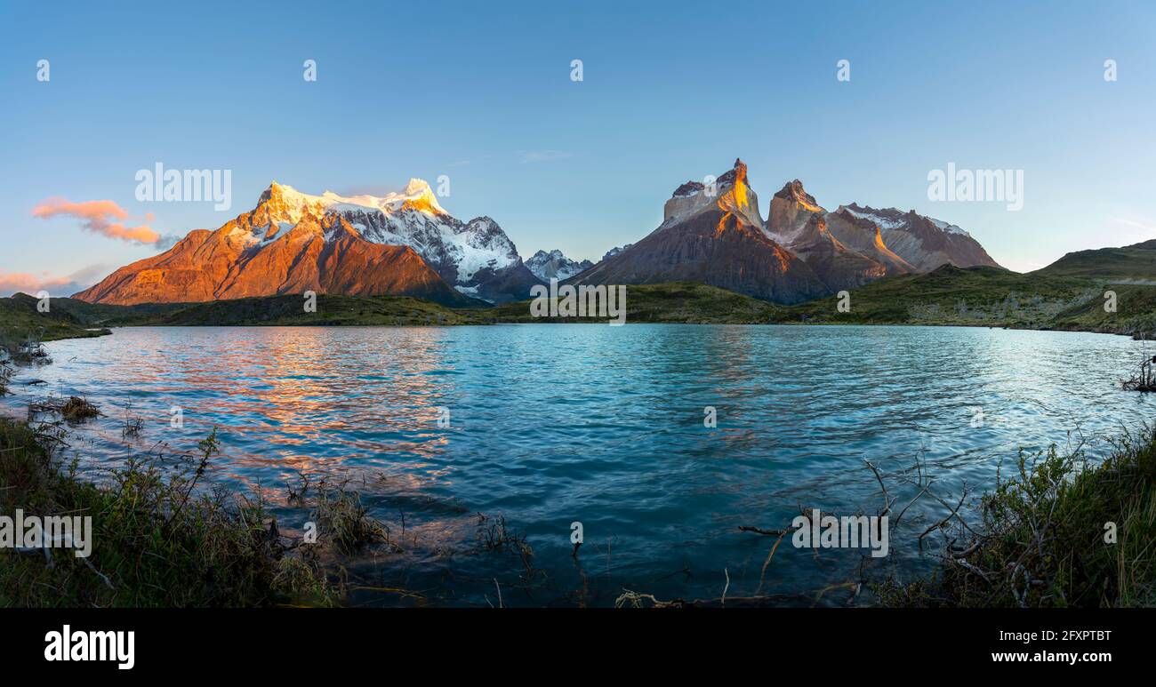 Lake Nordenskjold und Cerro Paine Grande bei Sonnenaufgang, Torres del Paine National Park, Ultima Esperanza Province, Chile Stockfoto