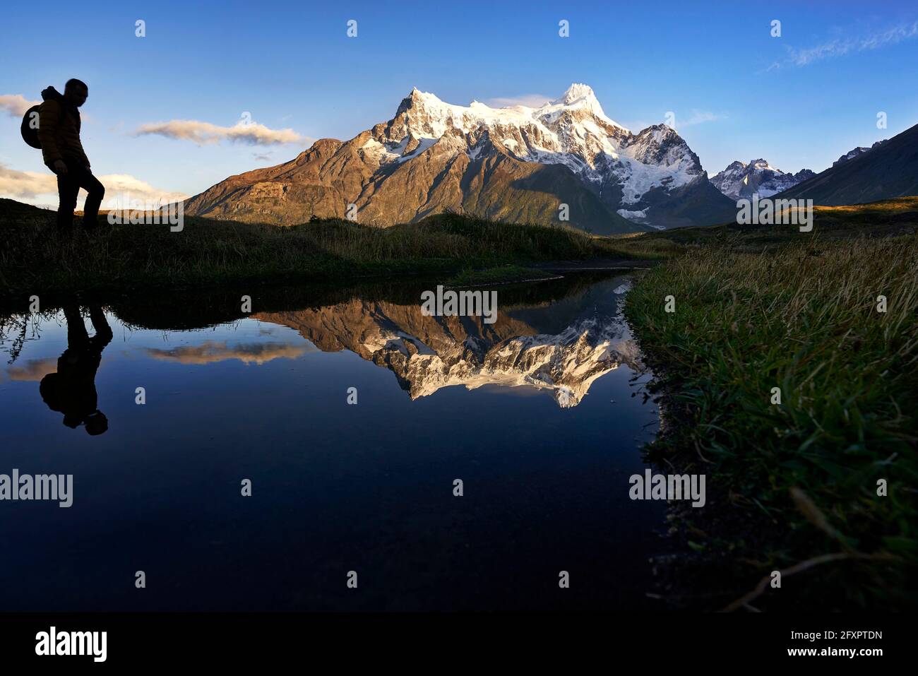 Lake Nordenskjold und Cerro Paine Grande bei Sonnenaufgang, Torres del Paine National Park, Ultima Esperanza Province, Chile Stockfoto
