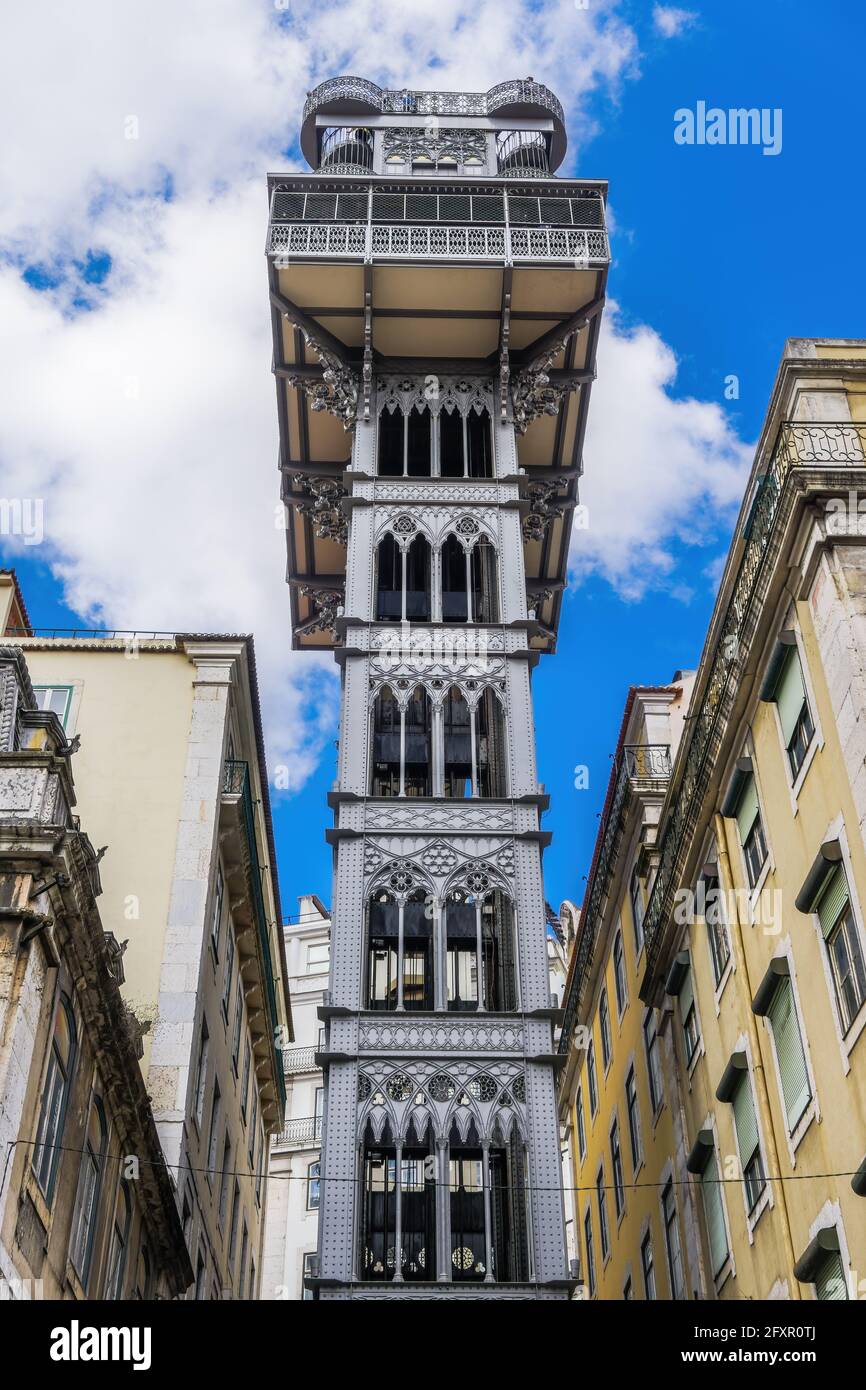 Tagesansicht des berühmten Santa Justa Lifts (Elevador de Santa Justa), eines gusseisernen Lifts aus dem Jahr 1902, Lissabon, Portugal, Europa Stockfoto