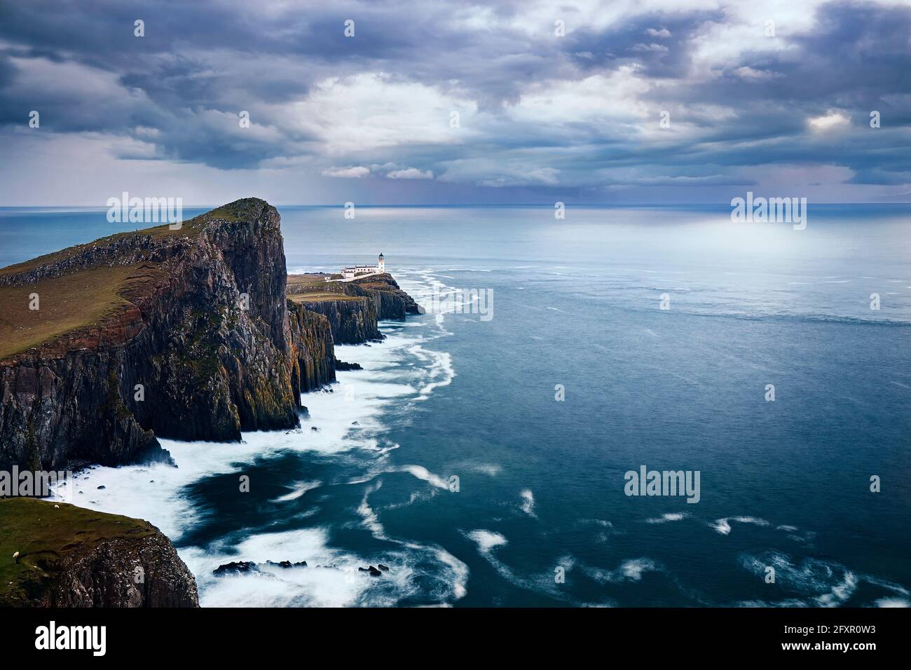 Langzeitbelichtung am Leuchtturm von Neist Point und seinem Vorgebirge, Isle of Skye, Inner Hebrides, Schottland, Vereinigtes Königreich, Europa Stockfoto