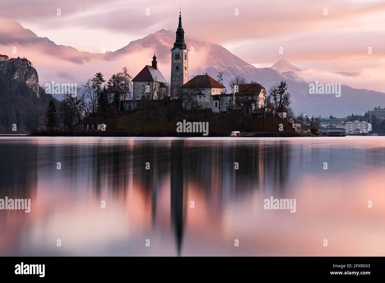 Eine Kirche auf der Insel in der Mitte des Bleder Sees bei Sonnenaufgang, Slowenien, Europa Stockfoto