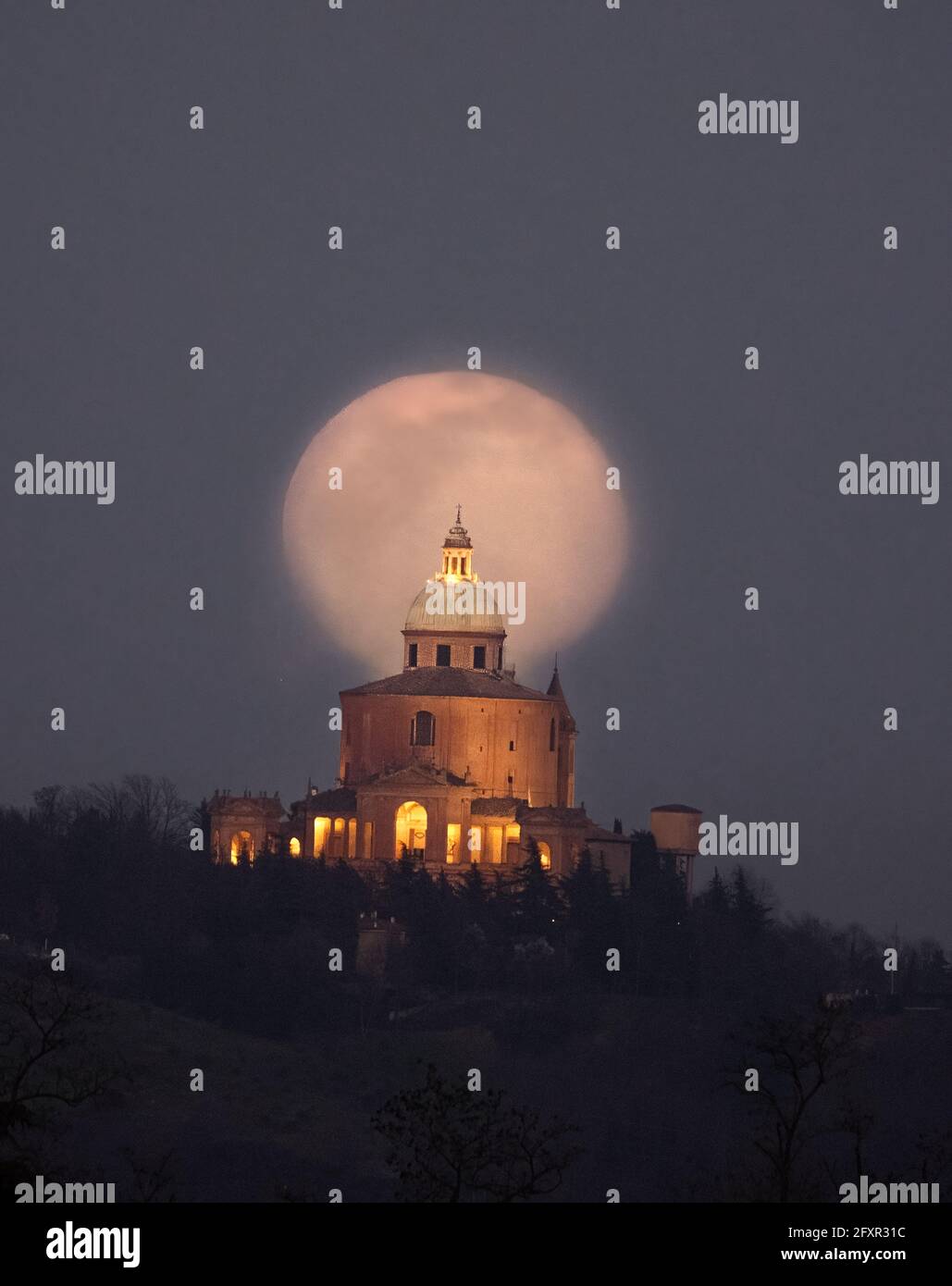 Mondaufgang hinter der Basilika San Luca, Bologna, Emilia Romagna, Italien, Europa Stockfoto