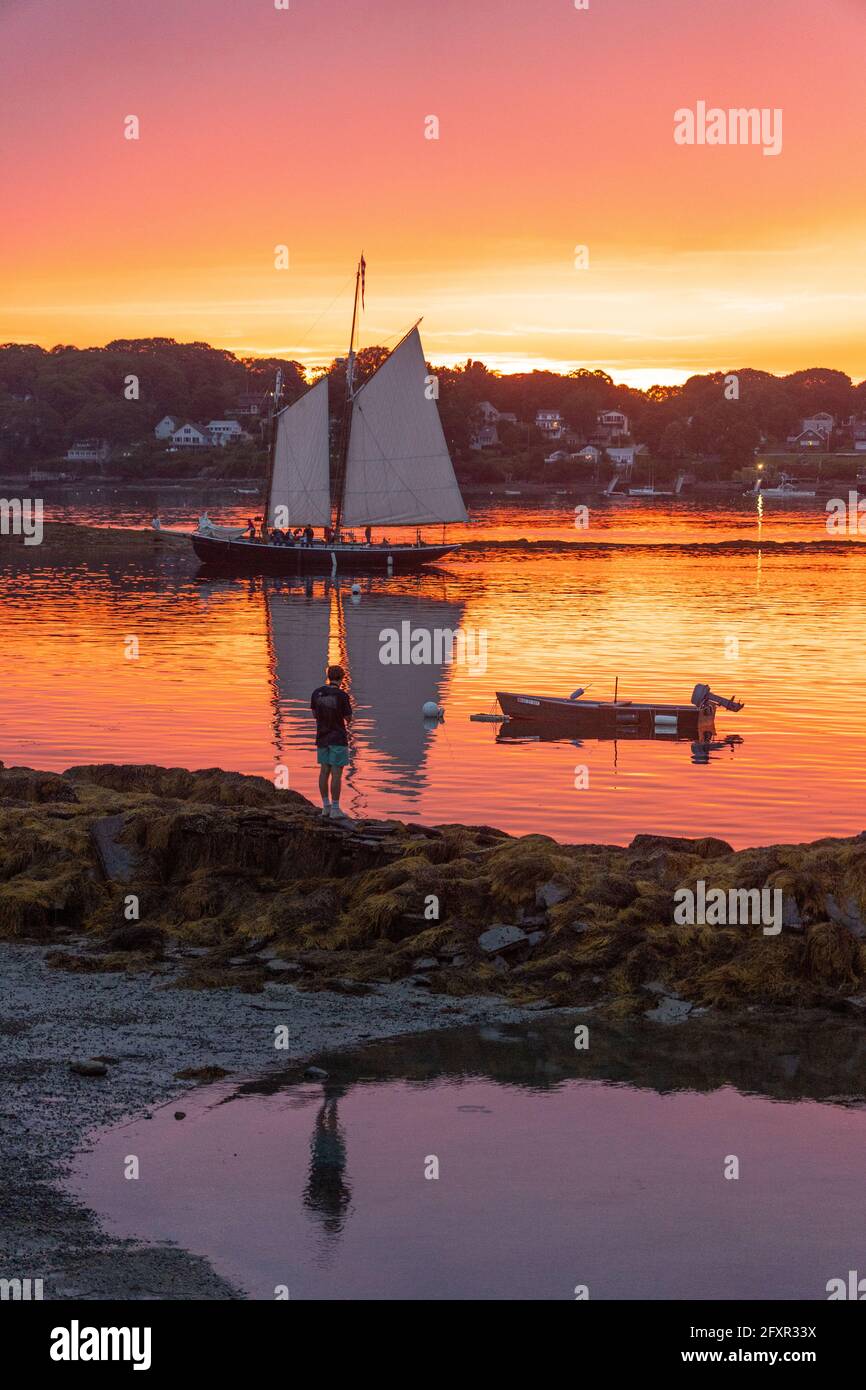 Ein Schoner kehrt bei Sonnenuntergang in Bailey Island, Casco Bay, Maine, Vereinigte Staaten von Amerika, Nordamerika, zum Dock zurück Stockfoto