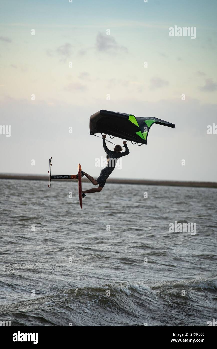 Profi-Surfer James Jenkins springt mit seinem Flügelsurfer über den Pamlico Sound in Nags Head, North Carolina, USA, Nordamerika Stockfoto