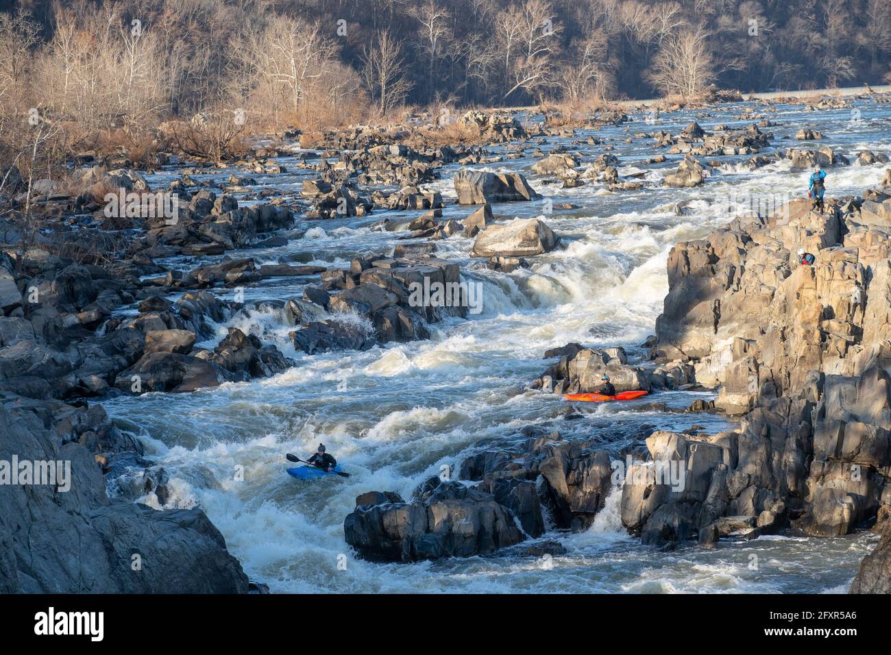 Kajakfahrer führen sich durch eine Reihe von herausfordernden Tropfen, aus denen sich die Great Falls des Potomac River, Virginia, USA, Nordamerika, bilden Stockfoto