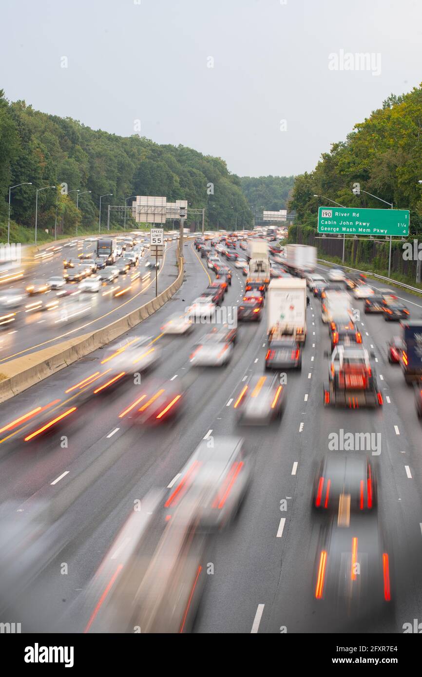 Hauptverkehrsverkehr auf dem Washington DC Capitol Beltway in der Nähe von Bethesda, Maryland, USA, Nordamerika Stockfoto