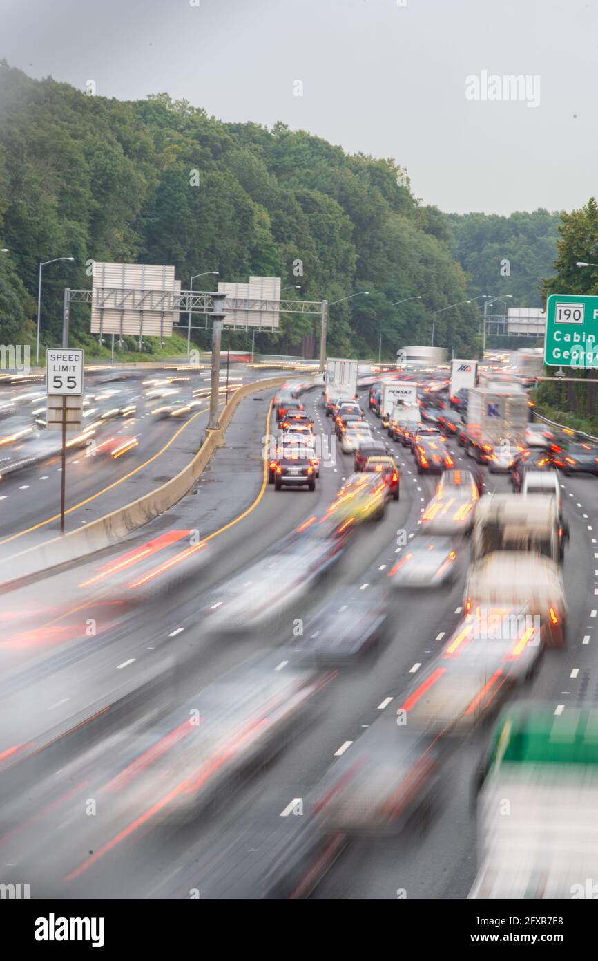 Hauptverkehrsverkehr auf dem Washington DC Capitol Beltway in der Nähe von Bethesda, Maryland, USA, Nordamerika Stockfoto