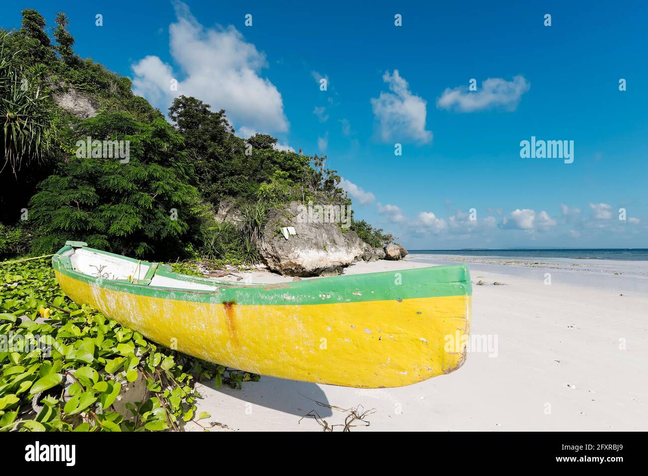 Farbenfrohes altes Kanu auf dem wunderschönen weißen Sand Bira Beach in Far South Resort Town, Tanjung Bira, South Sulawesi, Indonesien, Südostasien, Asien Stockfoto