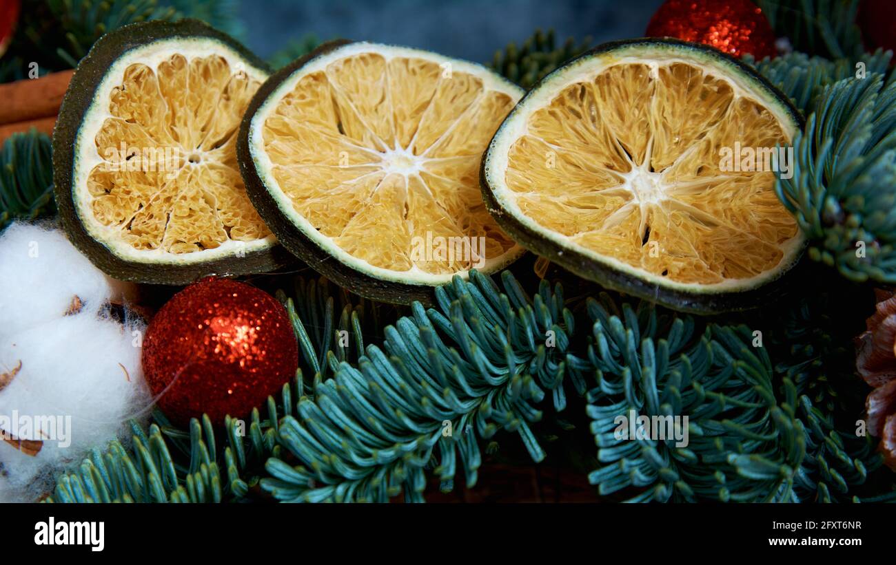 Weihnachten Neujahr ökologische Dekorationen, Fichtenzweig und getrocknete Orangen Stockfoto