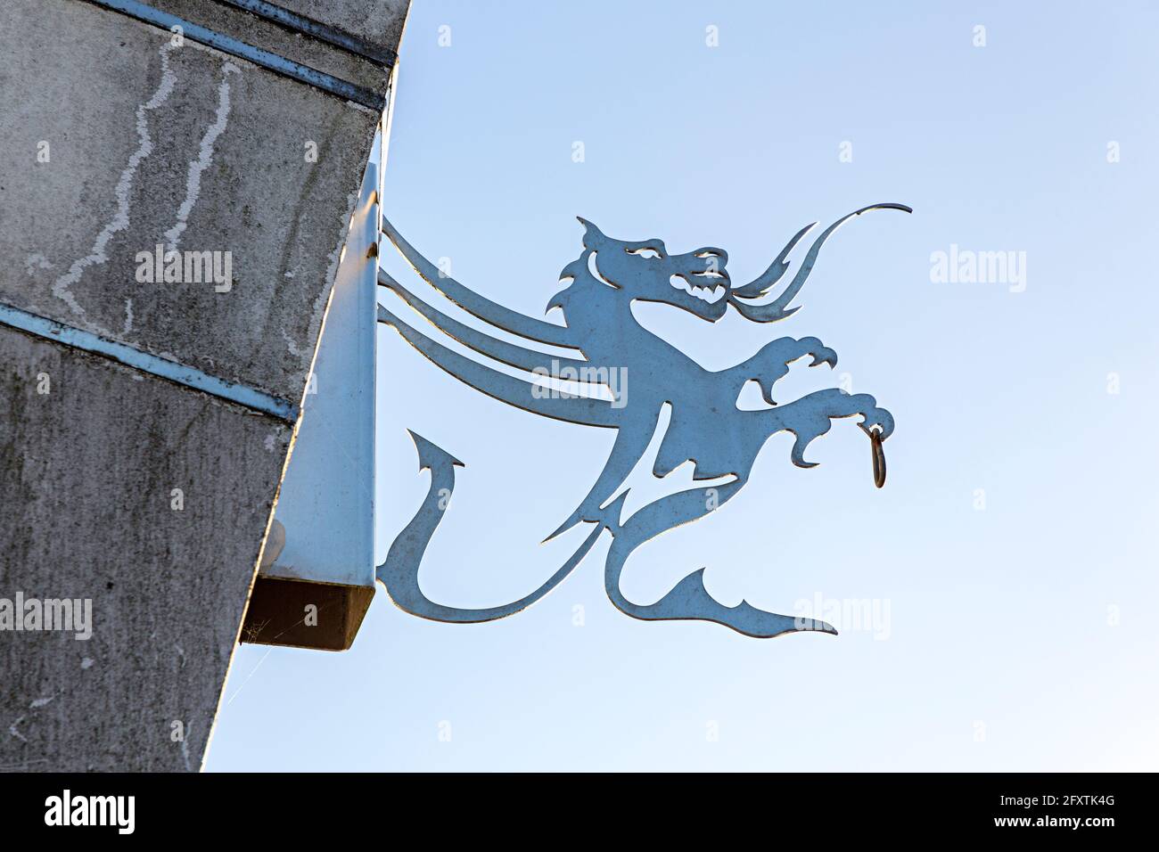Walisischer Drache aus Metall beim Bau im Millennium Stadium, Cardiff, Wales, Großbritannien Stockfoto