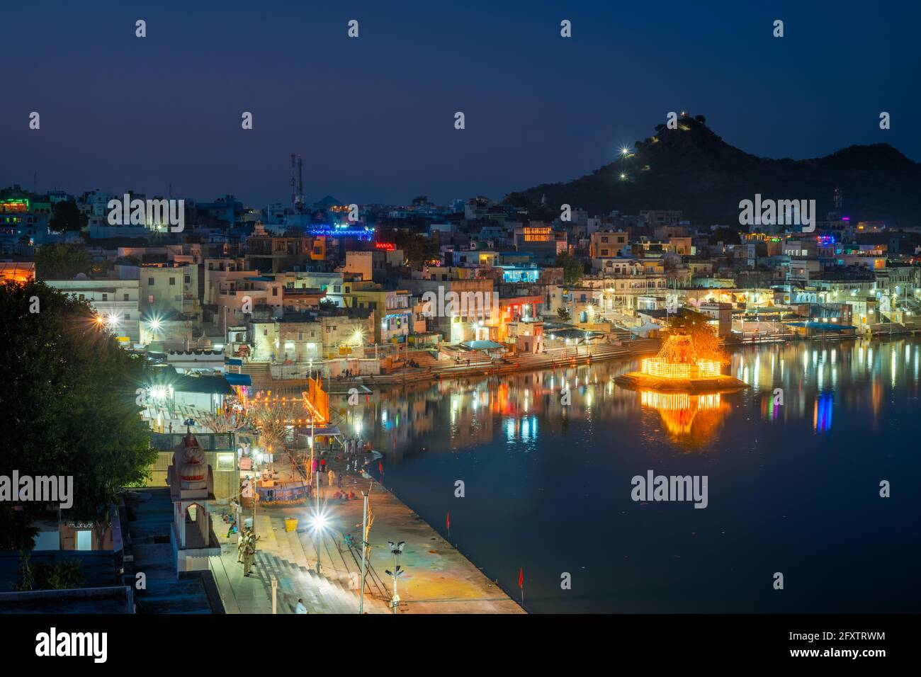 Blick auf die heilige indische Pilgerstadt Pushkar mit Pushkar-Ghats. Rajasthan, Indien. Horizontales Schwenken Stockfoto