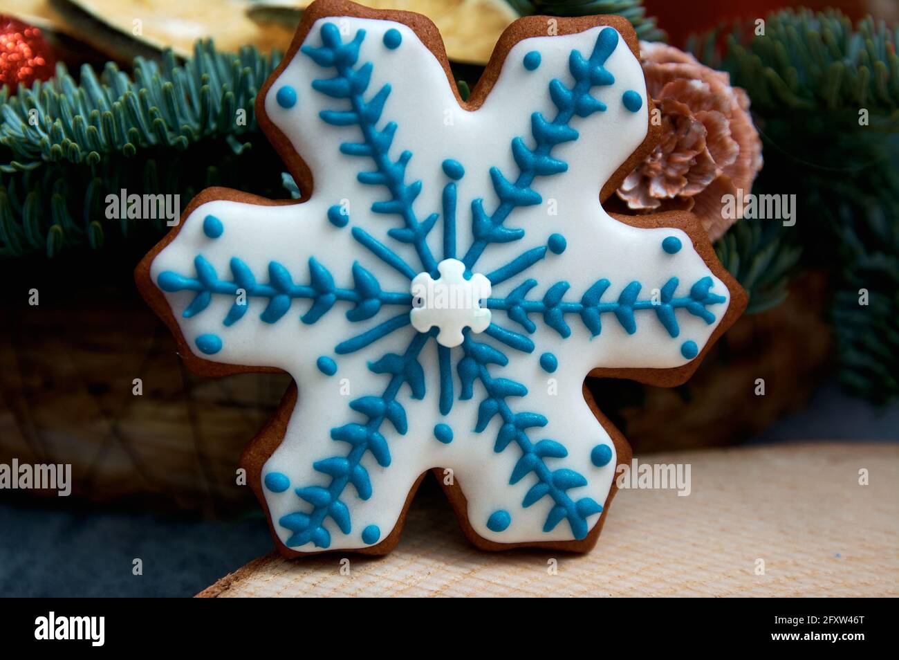 Weihnachts-Lebkuchen in Form von Schneefeldern. Weihnachtsbaum im Hintergrund Stockfoto