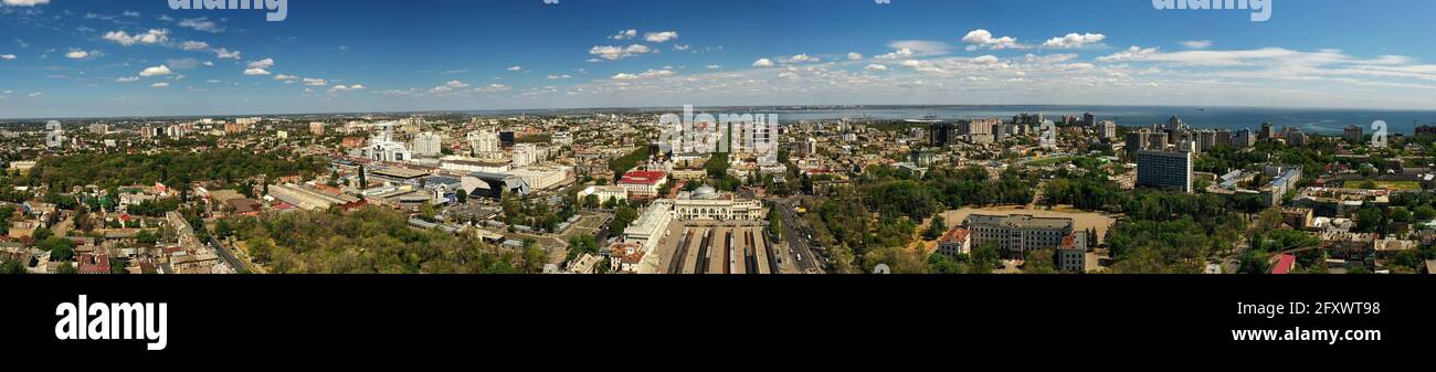 Panorama der Innenstadt mit Seehafen Hintergrund in Odessa Ukraine. Drohnenaufnahmen, Morgenzeit. Stockfoto