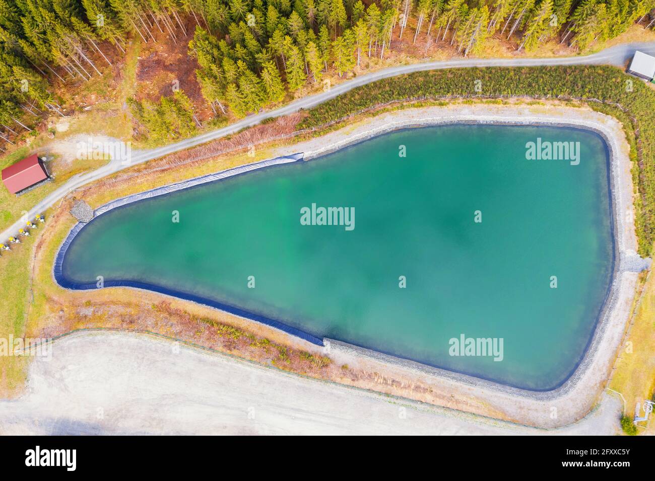 Ein künstlich gestauter See für die künstliche Beschneiung von oben Stockfoto