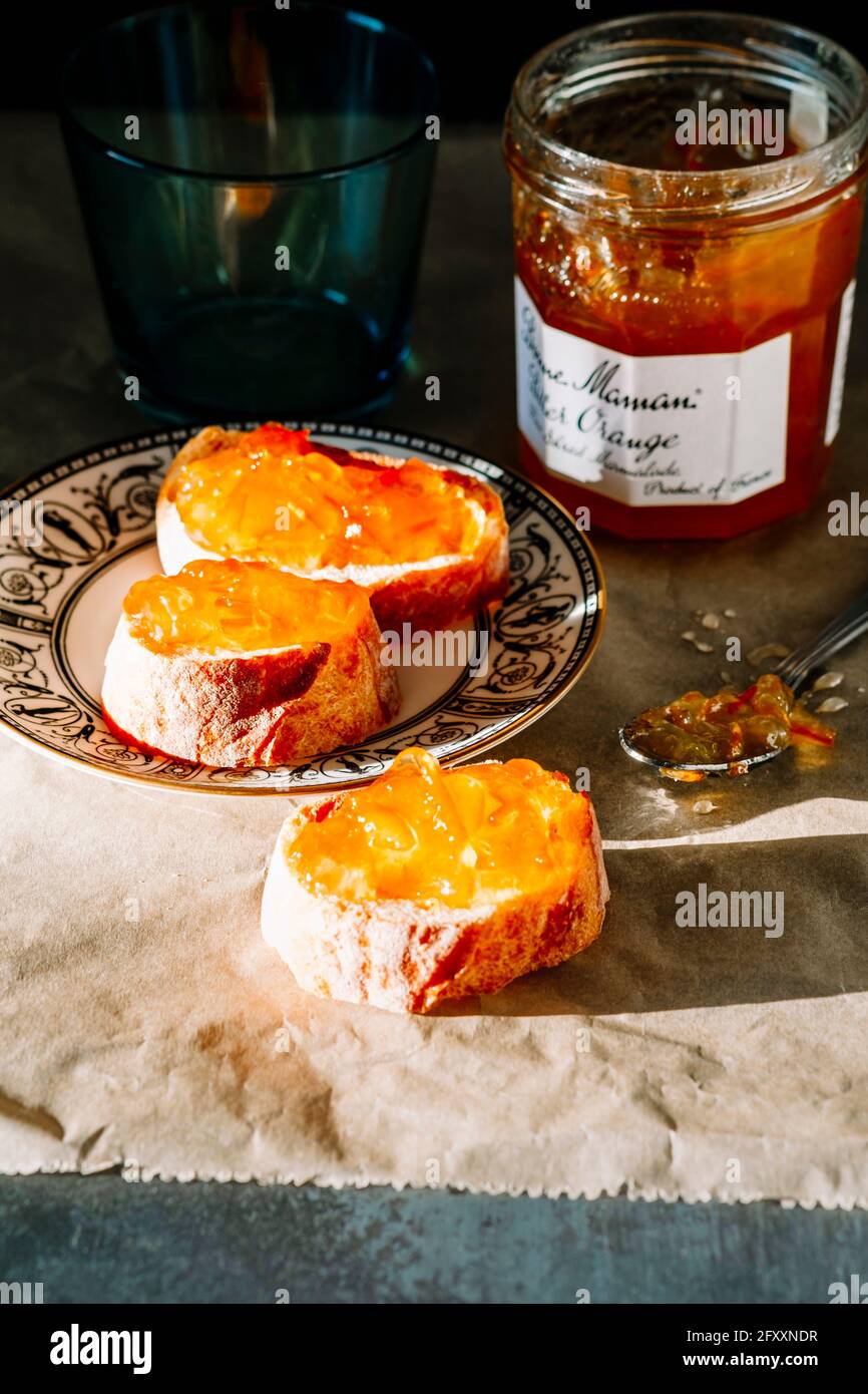 Toast und Marmelade auf einem Teller Stockfoto