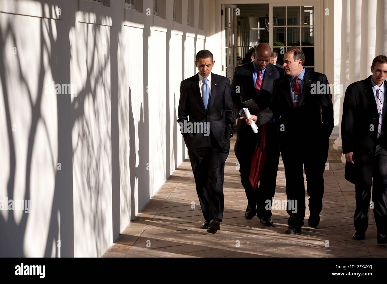 Präsident Barack Obama geht mit David Axelrod und Reggie Love (c) an seinem ersten Tag im Amt am 21. Januar 09 auf die Kolonnade. Offizielles weißes Haus Foto von Pete Souza Stockfoto