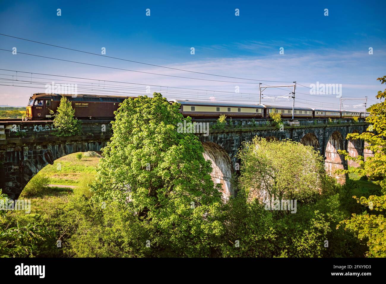 Diesel-E-Lokomotive der Baureihe 57, die von Liverpool nach Carlisle fährt. Gesehen hier vorbei an der Sankey Viadukt in Earlestown bekannt als ni Stockfoto