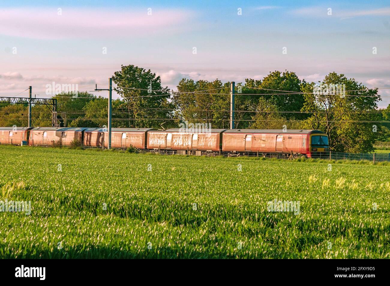 Royal Mail Zug hier in Winwick auf der West Coast Hauptlinie in der frühen Abendsonne gesehen. Die britische Bahnklasse 325 ist ein 4-Auto-Zweispannungsfahrzeug mit 25 kV Stockfoto