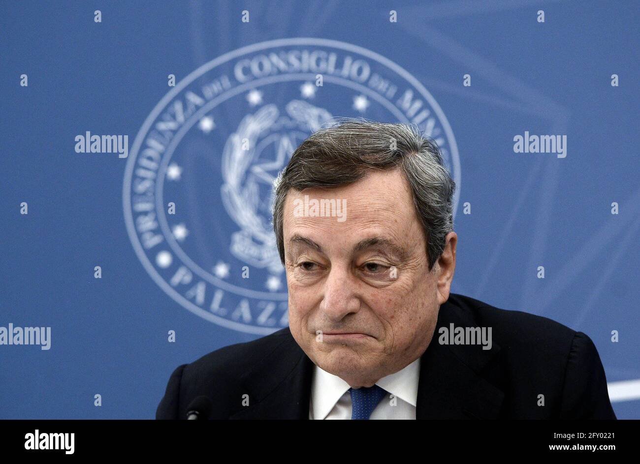 Italien, Rom, 20. Mai 2021 : der italienische Premierminister Mario Draghi bei der Pressekonferenz über das „Dekret über Unternehmen, Arbeit und Berufe“, das zur Bann Stockfoto