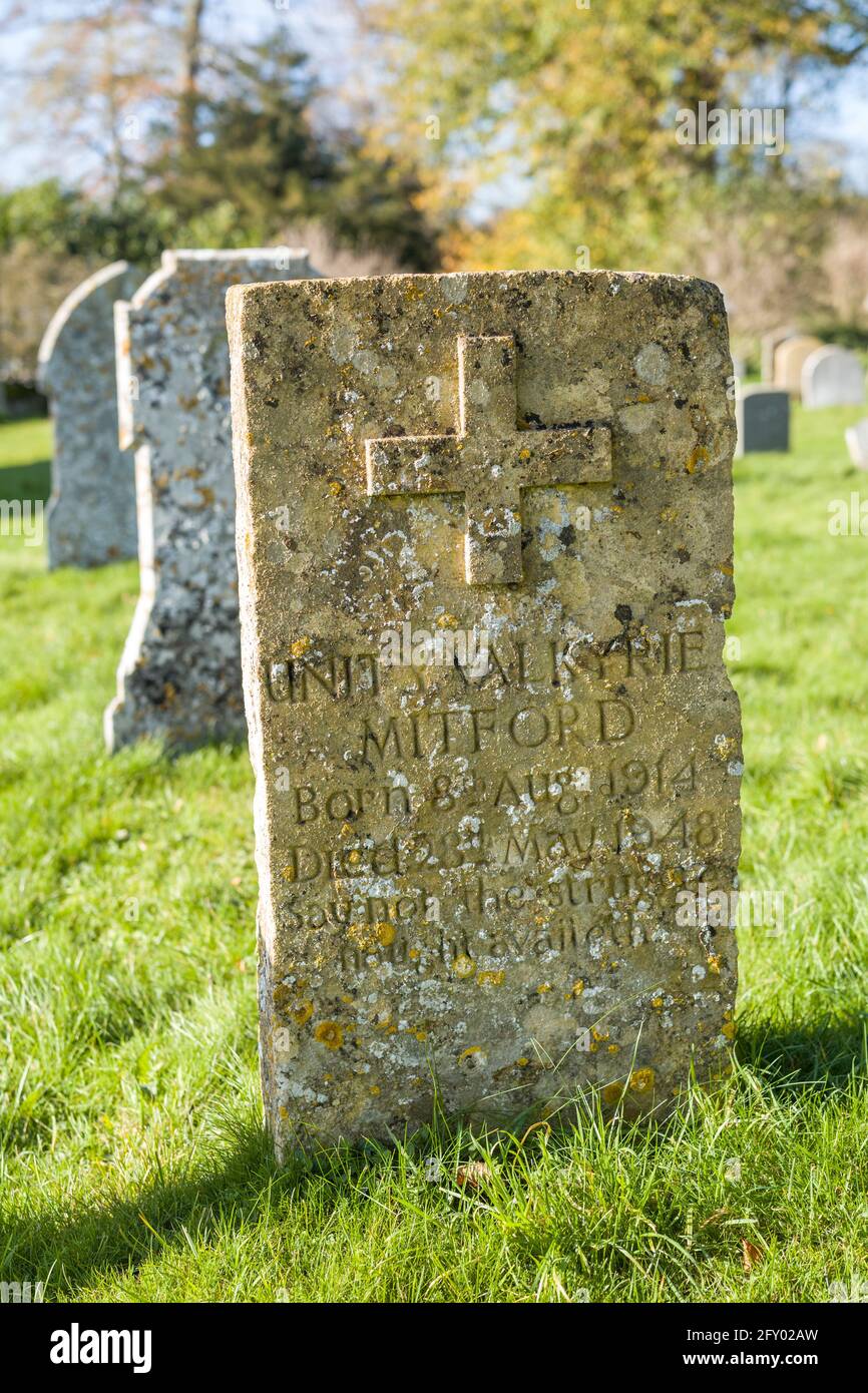 Grabsteine der Gräber der berühmten Mitford-Familie - Unity Valkyrie Mitford - auf dem Kirchhof von St. Mary's Kirche in Swinbrook in den Cotswolds Stockfoto