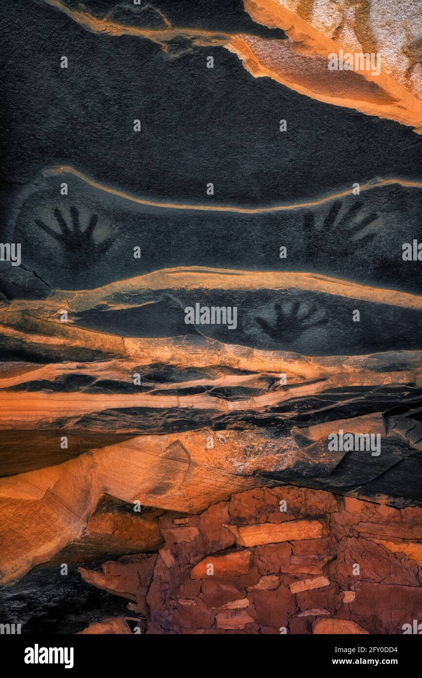 Uralte Piktografen-Handdrucke auf der Sandsteindecke über der Anasazi-Dachruine im Cedar Mesa Plateau im Südosten Utahs. Stockfoto
