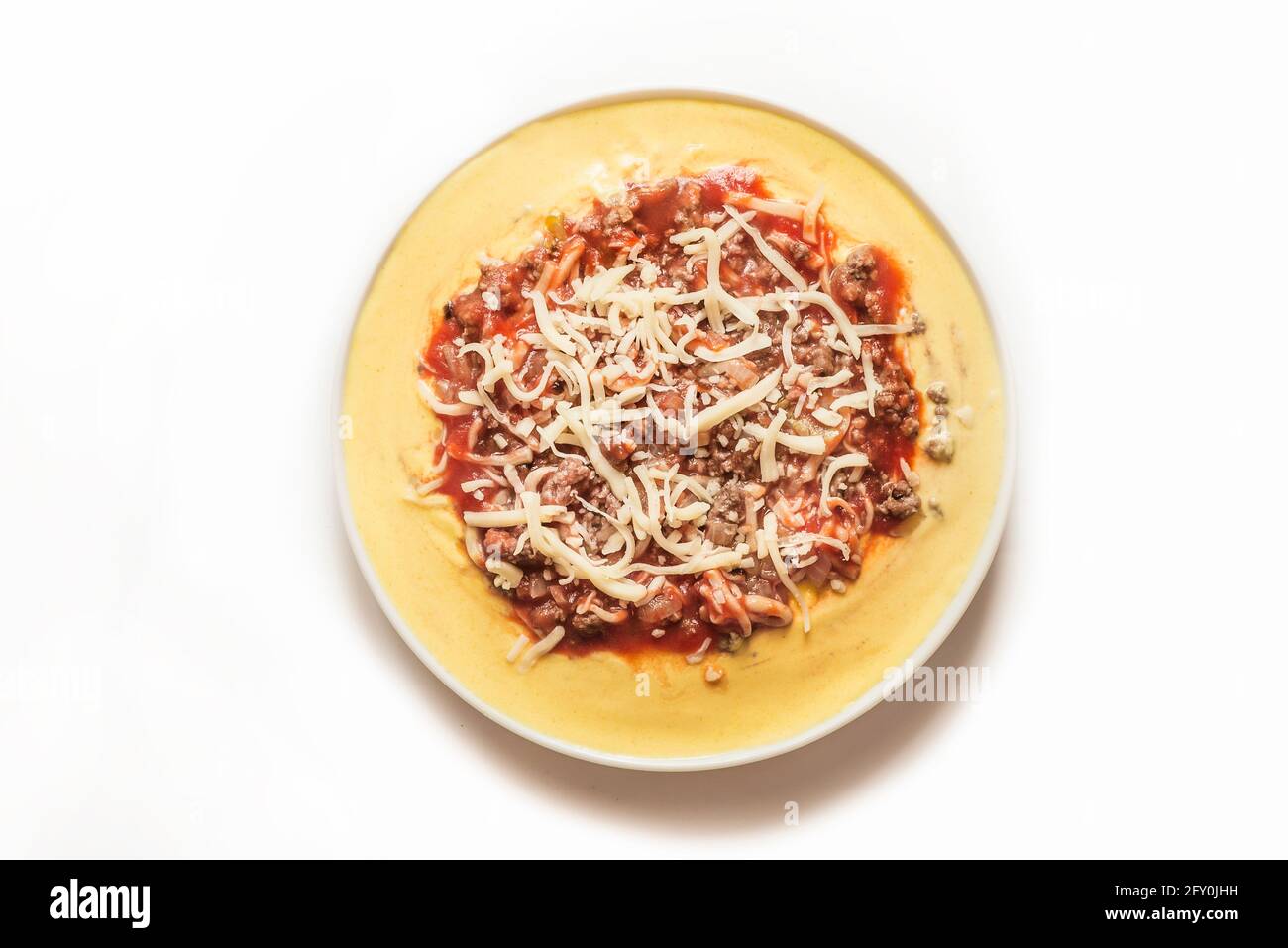 Polenta mit Tomaten, Käse und Hackfleisch Stockfoto