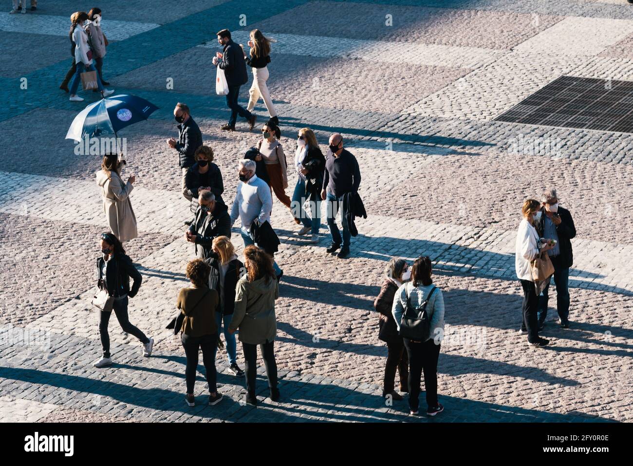 Madrid, Spanien - April, 18 2021: Menschen, die gerne auf dem Plaza Mayor im Zentrum von Madrid sitzen oder spazieren gehen, während Einschränkungen für Coronavirus covid-1 Stockfoto