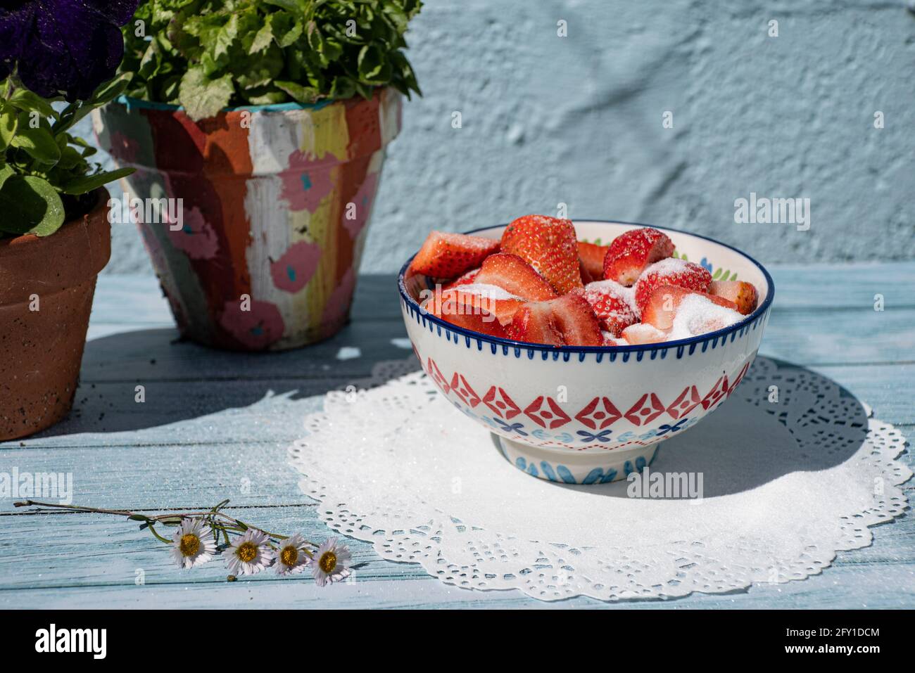 Frische Schüssel mit Erdbeeren bestreut mit Zucker Stockfoto