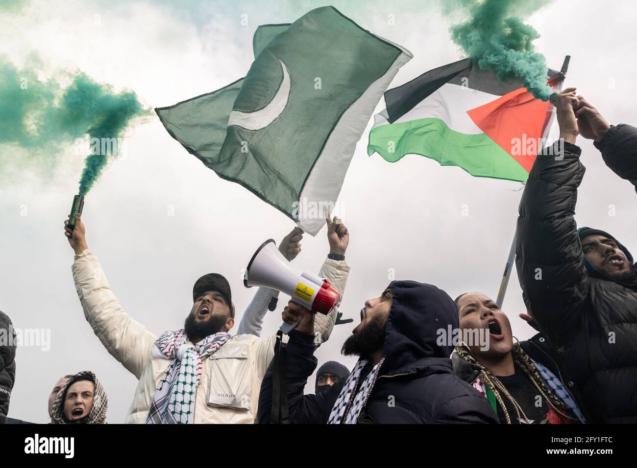Demonstranten mit Fahnen und Rauchbomben, Protest gegen Freie Palästina, Hyde Park, London, 22. Mai 2021 Stockfoto