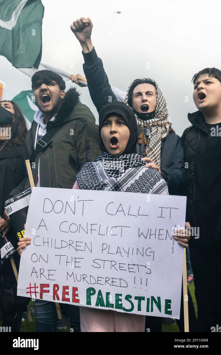 Ein junges Mädchen, das ein Plakat in der Hand hält und ruft, Protest gegen das Freie Palästina, Hyde Park, London, 22. Mai 2021 Stockfoto