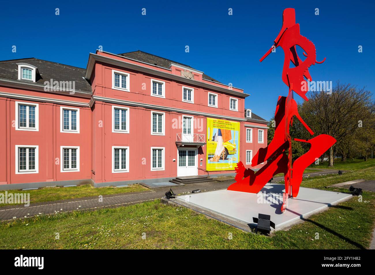 Deutschland, Oberhausen, Alt-Oberhausen, Ruhrgebiet, Niederrhein, Rheinland, Nordrhein-Westfalen, NRW, Schloss Oberhausen, Klassizismus, Skulptur 'Red Heels' von Heiner Meyer während der Ausstellung 'Art about Shoes' in der Ludwig Galerie, hochhackige Damenschuhe Stockfoto